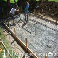 Строительство бетонного бассейна. Бетонирование фундамента бассейна с бетононасосом.